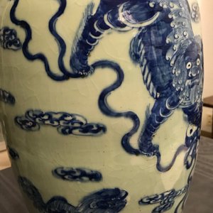 Twee Chinese famille rose vazen en een blauw-witte celadon vaas, 19/20e eeuw — foto 15