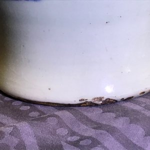 Twee Chinese famille rose vazen en een blauw-witte celadon vaas, 19/20e eeuw — foto 17
