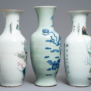 Twee Chinese famille rose vazen en een blauw-witte celadon vaas, 19/20e eeuw — foto 2