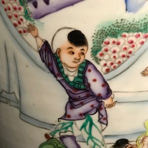 Twee Chinese famille rose vazen en een blauw-witte celadon vaas, 19/20e eeuw — foto 7