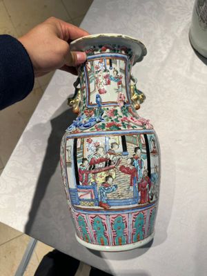 Twee Chinese famille rose vazen en een jardinière, 19/20e eeuw — foto 2