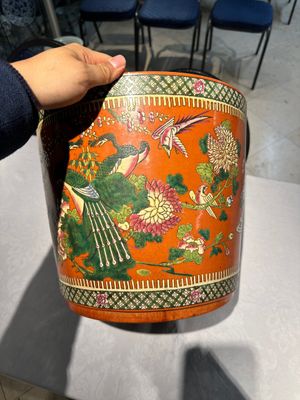 Twee Chinese famille rose vazen en een jardinière, 19/20e eeuw — foto 24