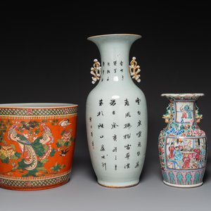 Twee Chinese famille rose vazen en een jardinière, 19/20e eeuw — foto 2