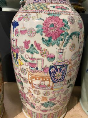 Twee Chinese famille rose vazen met antiquiteiten, 19e eeuw — foto 3