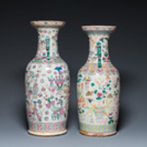 Twee Chinese famille rose vazen met antiquiteiten, 19e eeuw — foto 2