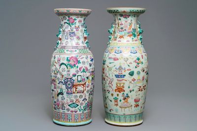 Twee Chinese famille rose vazen met decor van antiquiteiten, 19e eeuw
