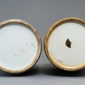 Twee Chinese famille rose vazen met decor van antiquiteiten, 19e eeuw — foto 6