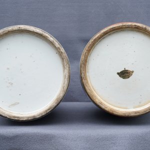 Twee Chinese famille rose vazen met decor van antiquiteiten, 19e eeuw — foto 9