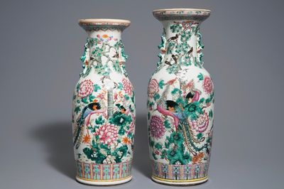 Twee Chinese famille rose vazen met feniksen en eenden, 19e eeuw