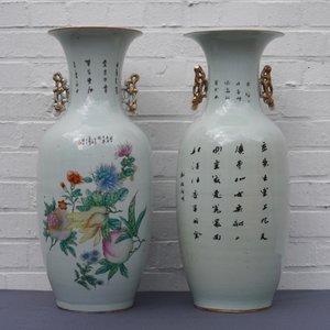 Twee Chinese famille rose vazen met figuren, 19/20e eeuw — foto 12
