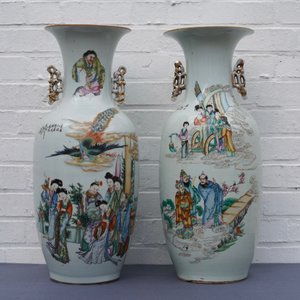 Twee Chinese famille rose vazen met figuren, 19/20e eeuw — foto 10