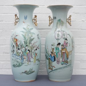 Twee Chinese famille rose vazen met figuren in een tuin, 19/20e eeuw — foto 7