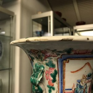 Twee Chinese famille rose vazen met hofscènes, 19e eeuw — foto 7