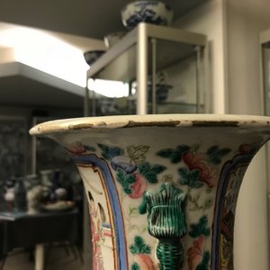 Twee Chinese famille rose vazen met hofscènes, 19e eeuw — foto 9