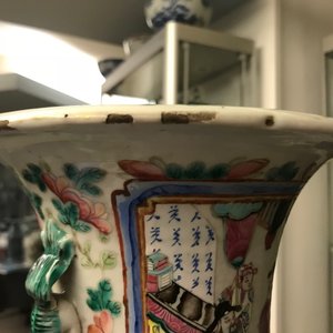 Twee Chinese famille rose vazen met hofscènes, 19e eeuw — foto 10