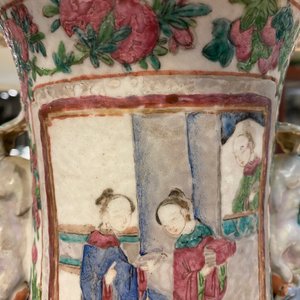 Twee Chinese famille rose vazen met hofscènes, 19e eeuw — foto 9
