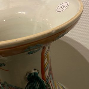 Twee Chinese famille rose vazen met hofscènes, 19e eeuw — foto 9