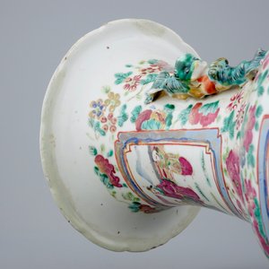 Twee Chinese famille rose vazen met hofscènes, 19e eeuw — foto 7