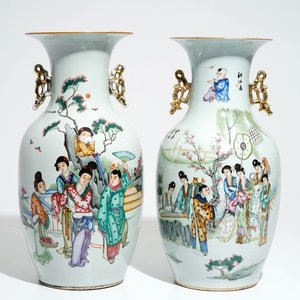 Twee Chinese famille rose vazen met hofscènes en florale decors, 19/20e eeuw — foto 1