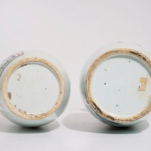 Twee Chinese famille rose vazen met kalligrafie, 19/20e eeuw — foto 5