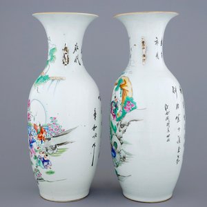 Twee Chinese famille rose vazen met personages en spelende kinderen, 19/20e eeuw — foto 2