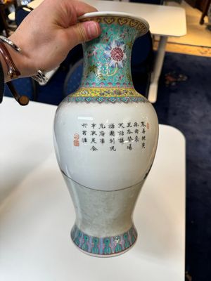 Twee Chinese famille rose vazen met rijstproductie en figuratief decor, Qianlong merk, 20e eeuw — foto 12