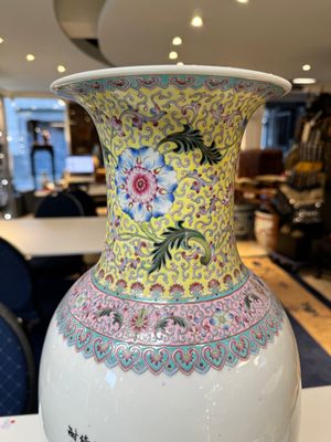 Twee Chinese famille rose vazen met rijstproductie en figuratief decor, Qianlong merk, 20e eeuw — foto 5