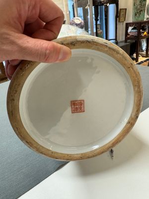 Twee Chinese famille rose vazen met rijstproductie en figuratief decor, Qianlong merk, 20e eeuw — foto 10