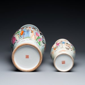 Twee Chinese famille rose vazen met rijstproductie en figuratief decor, Qianlong merk, 20e eeuw — foto 4
