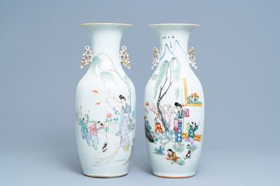 Twee Chinese famille rose vazen met spelende jongens, 19/20e eeuw