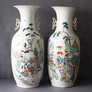 Twee Chinese famille rose vazen met spelende jongens, 19/20e eeuw — foto 10