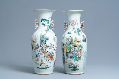 Twee Chinese famille rose vazen met spelende jongens en musicerende dames, 19/20e eeuw