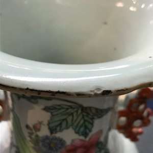 Twee Chinese famille rose vazen met tweezijdig decor, 19/20e eeuw — foto 16