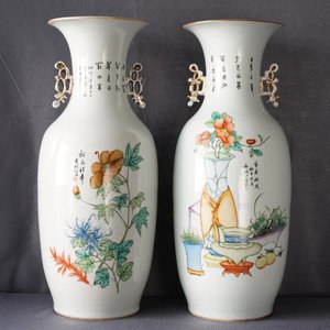 Twee Chinese famille rose vazen met tweezijdig decor, 19/20e eeuw — foto 9