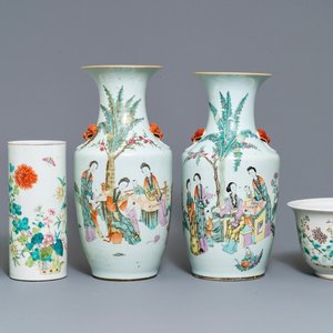 Twee Chinese famille rose vazen, twee hoedensteunen en een jardiniere, 19/20e eeuw — foto 1