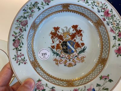 Twee Chinese famille rose wapenborden, Yongzheng/Qianlong — foto 2