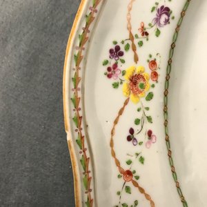 Twee Chinese famille rose wapenschotels voor de Portugese markt, Qianlong — foto 5