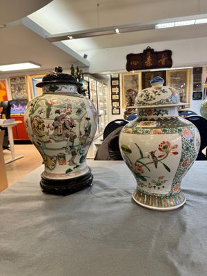Twee Chinese famille verte dekselvazen op houten sokkels, 19e eeuw — foto 1