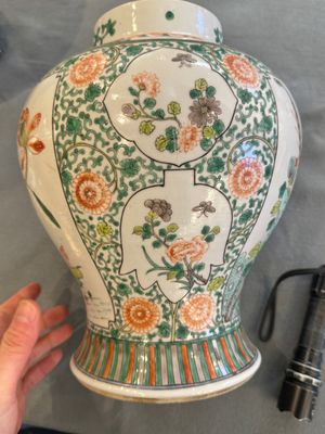 Twee Chinese famille verte dekselvazen op houten sokkels, 19e eeuw — foto 21