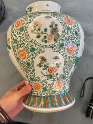 Twee Chinese famille verte dekselvazen op houten sokkels, 19e eeuw — foto 23