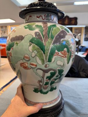 Twee Chinese famille verte dekselvazen op houten sokkels, 19e eeuw — foto 5