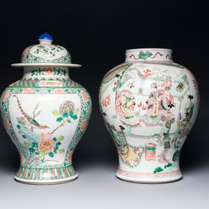 Twee Chinese famille verte dekselvazen op houten sokkels, 19e eeuw — foto 2