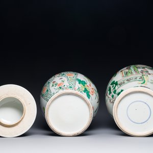 Twee Chinese famille verte dekselvazen op houten sokkels, 19e eeuw — foto 4