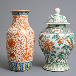 Twee Chinese famille verte en ijzerrode vazen, 19/20e eeuw — foto 2