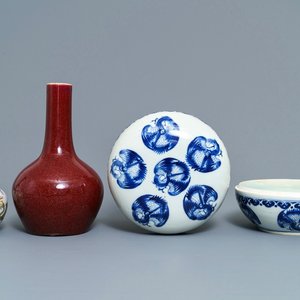 Twee Chinese famille verte en sang de boeuf vazen en een blauwwitte dekselkom, 19e eeuw — foto 1