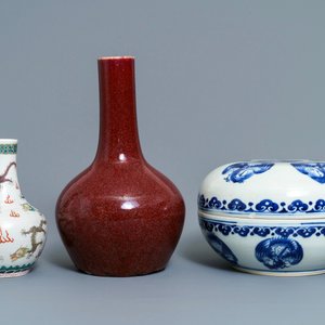Twee Chinese famille verte en sang de boeuf vazen en een blauwwitte dekselkom, 19e eeuw — foto 4