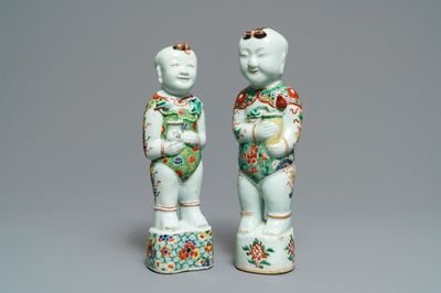 Twee Chinese famille verte figuren van de Hoho broers, Kangxi