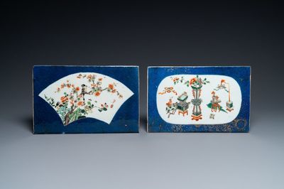 Twee Chinese famille verte plaquettes met poederblauwe fondkleur, Kangxi