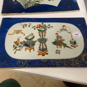 Twee Chinese famille verte plaquettes met poederblauwe fondkleur, Kangxi — foto 3
