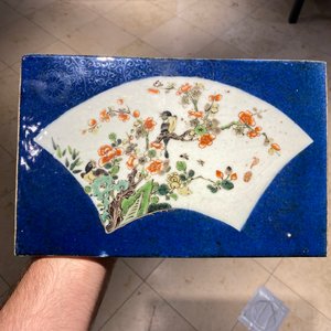 Twee Chinese famille verte plaquettes met poederblauwe fondkleur, Kangxi — foto 5